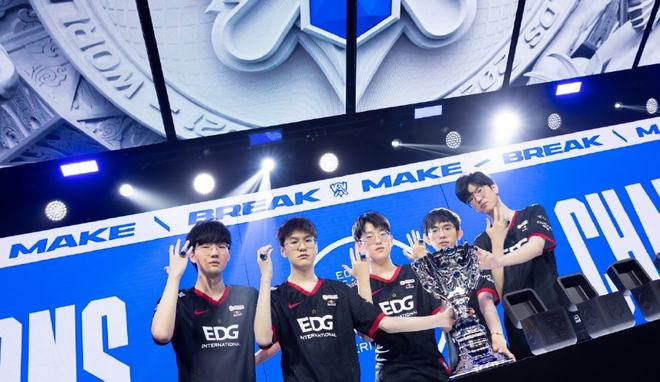 在接受采访 在接受采访